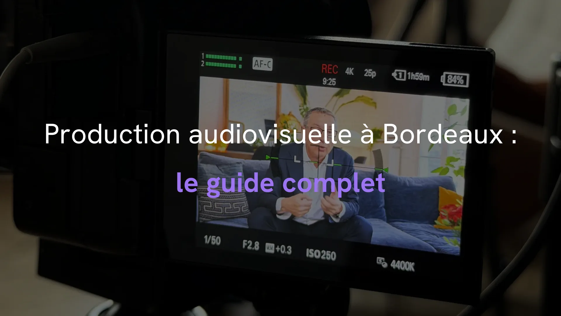 Écran de caméra 4K pendant le tournage d'une interview par l'équipe KOSMOS
