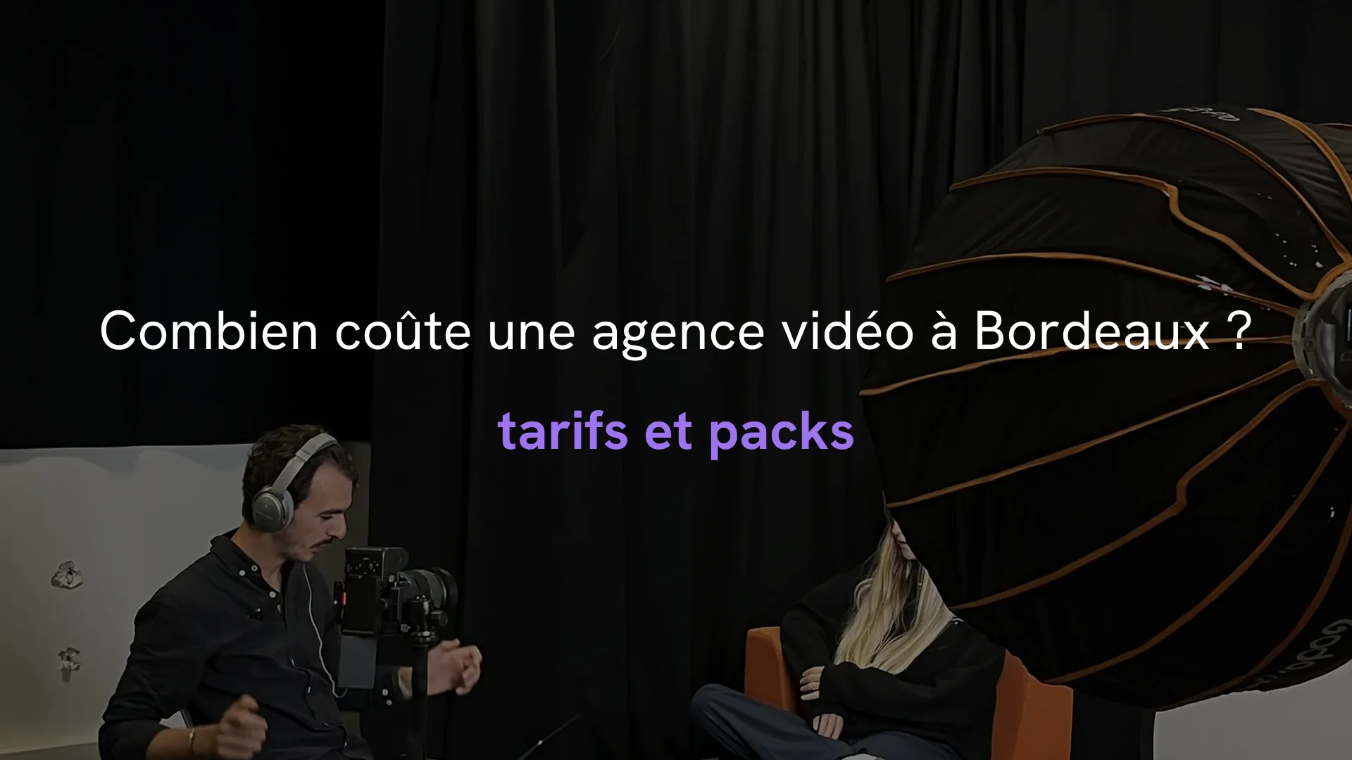 Tournage d'une interview par l'équipe KOSMOS, caméra et éclairage en place