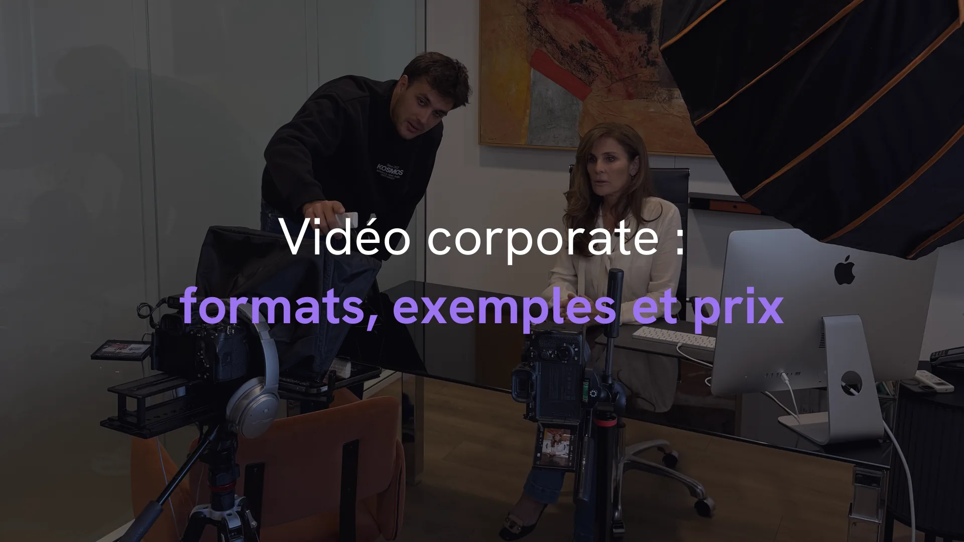 Vidéo corporate : tournage dans un bureau par l'équipe KOSMOS, avec prompteur et éclairage