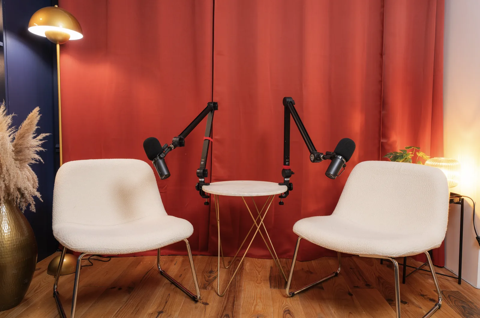 Décor Mars du studio podcast KOSMOS à Bordeaux : rideau rouge et deux fauteuils blancs