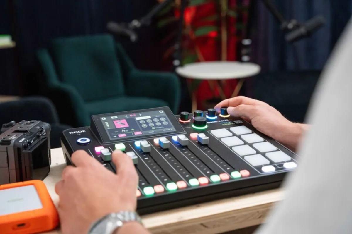 Réglage des lumières d'un décor du studio KOSMOS