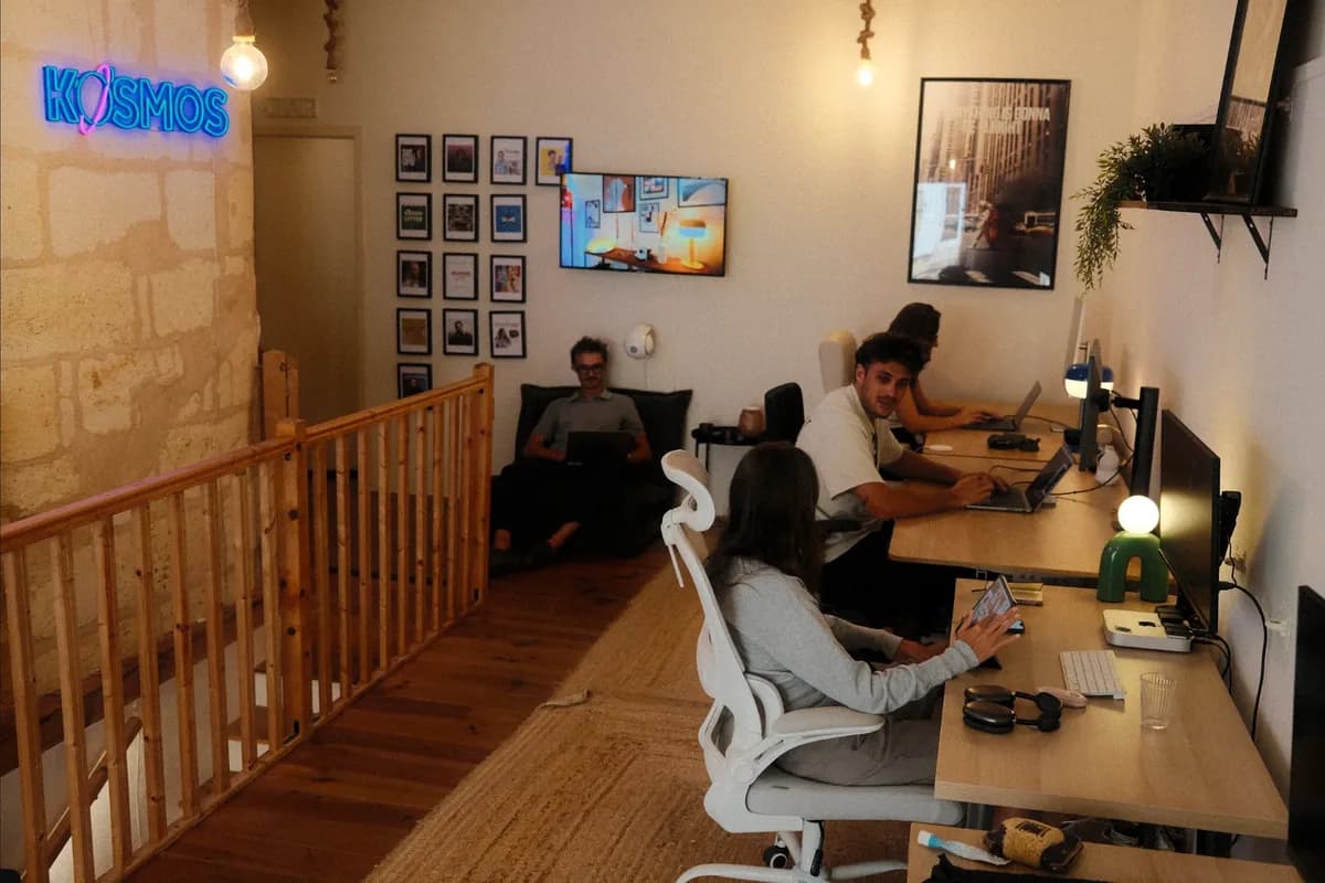 L'équipe KOSMOS au travail sur le montage et la diffusion des contenus, dans ses bureaux