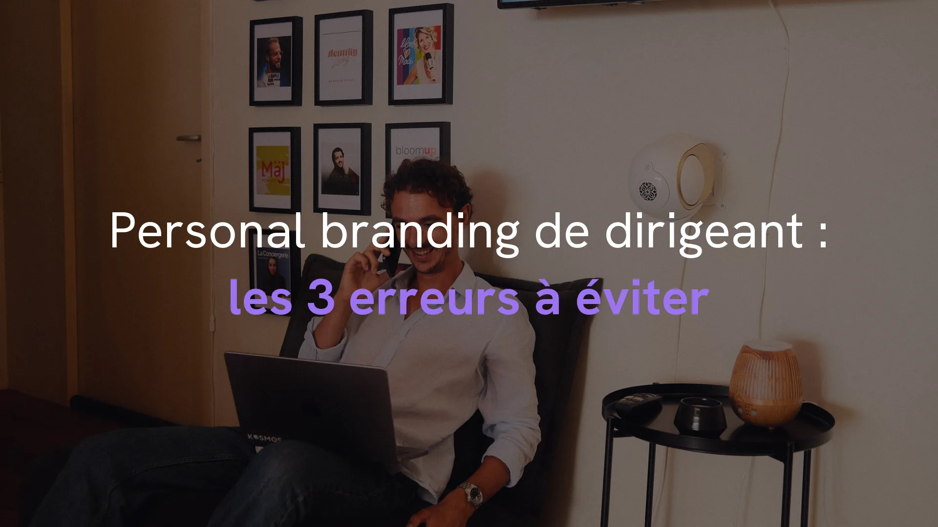 Personal branding de dirigeant : un entrepreneur au téléphone avec son ordinateur dans les bureaux de KOSMOS à Bordeaux