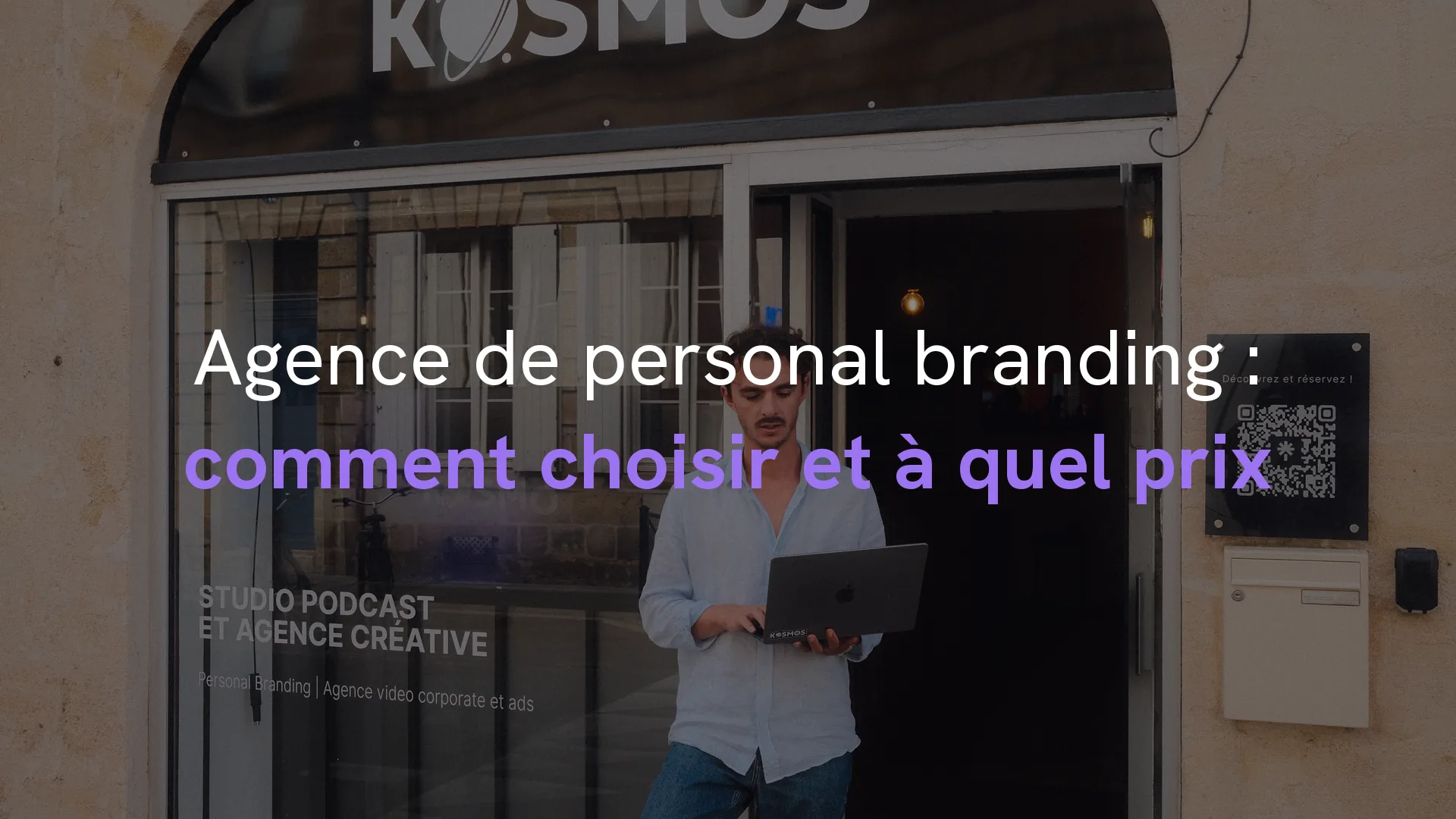 Agence de personal branding à Bordeaux : devant la vitrine de KOSMOS, studio podcast et agence vidéo, rue du Docteur Albert Barraud