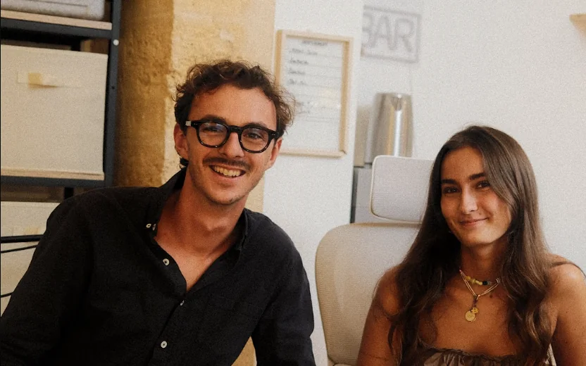 Ugo Talon, cofondateur de KOSMOS, et Charlie, de l'équipe du studio podcast KOSMOS à Bordeaux