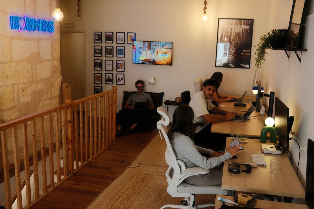 Équipe de l'agence vidéo KOSMOS au montage et à la diffusion des vidéos, dans ses bureaux de Bordeaux