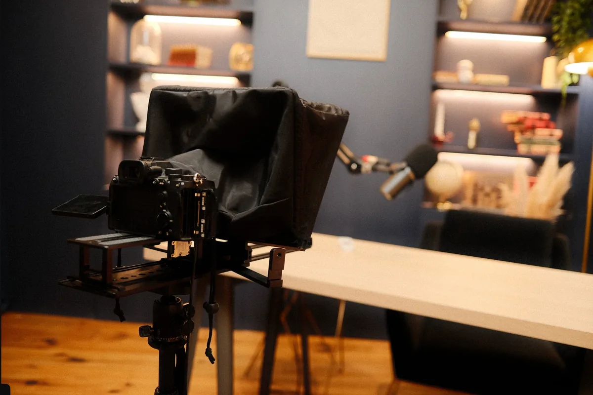 Caméra montée sur un prompteur dans le studio de l'agence vidéo KOSMOS à Bordeaux, avant un tournage face caméra